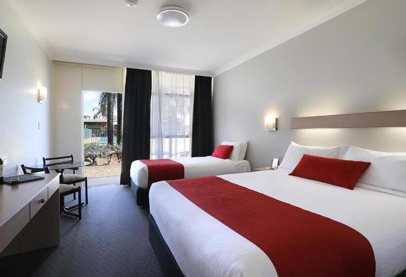 اتاق استاندارد سه تخته با چشم‌انداز استخر, Econo Lodge Gateway Tamworth