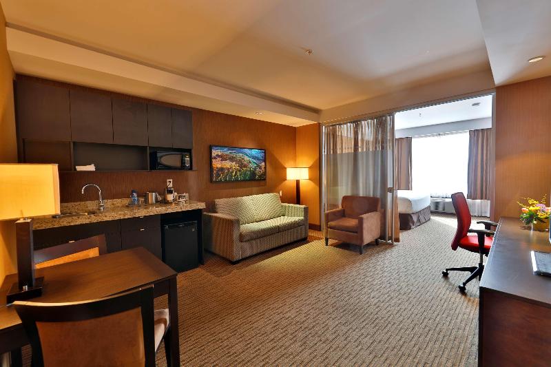 キングサイズベッドのスイートルーム, Edmonton Hotel And Convention Centre