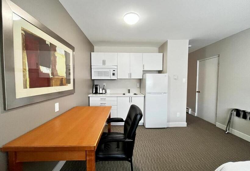 Deluxe Suite King Bed, Anavada Inn & Suites  Prince George