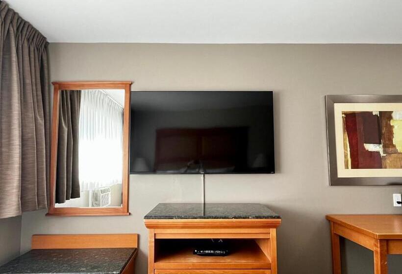 Deluxe Suite King Bed, Anavada Inn & Suites  Prince George