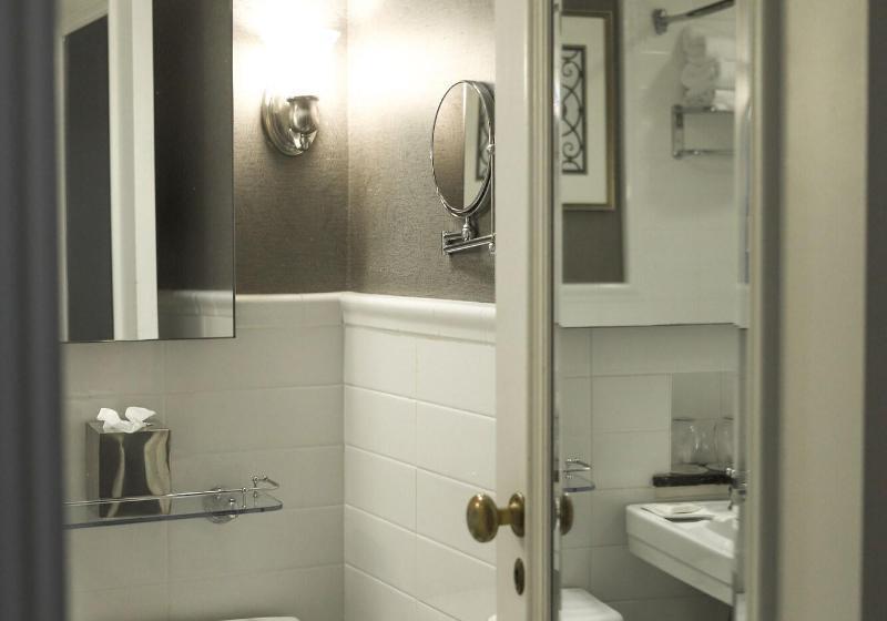 اتاق استاندارد با تخت دو نفره بزرگ, Delta Hotels By Marriott Bessborough