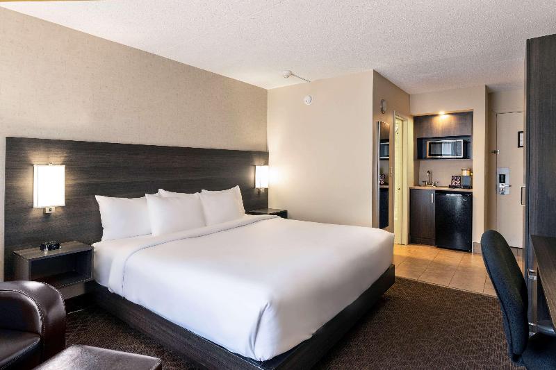 اتاق استاندارد با تخت بزرگ, Quality Inn & Conference Centre Kingston Central
