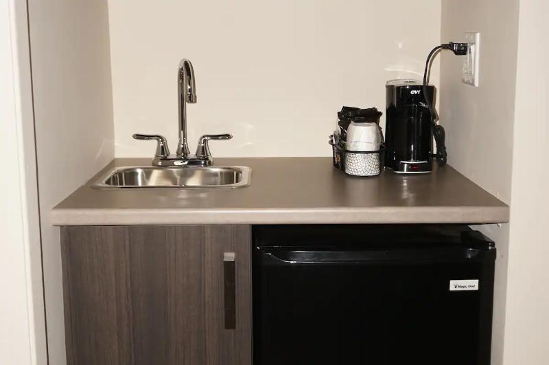 اتاق استاندارد با تخت بزرگ, Quality Inn & Conference Centre Kingston Central