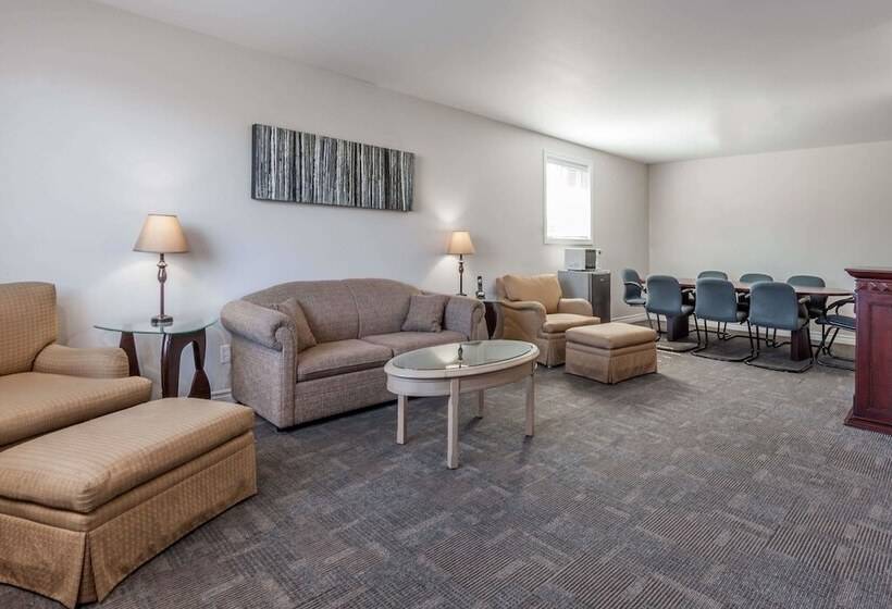 Люкс, Super 8 By Wyndham Kirkland Lake