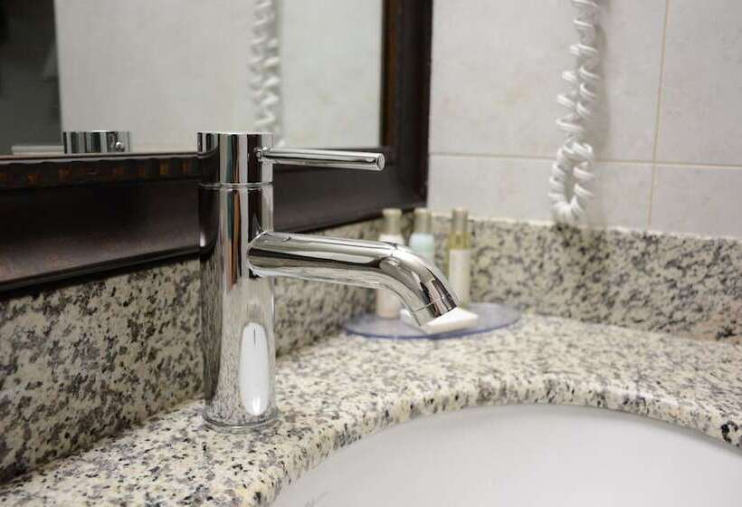 غرفه قياسيه سريرين مزدوجين, Travelodge By Wyndham Lethbridge