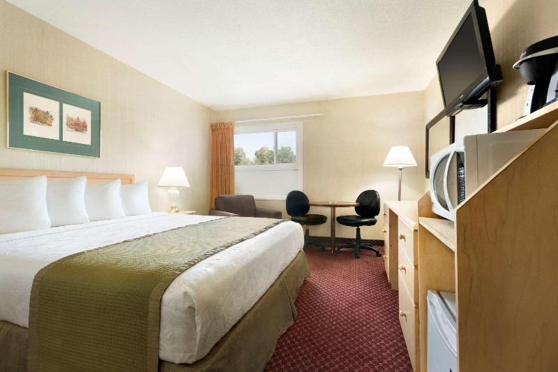 Люкс Кровать Кинг, Travelodge By Wyndham Lethbridge