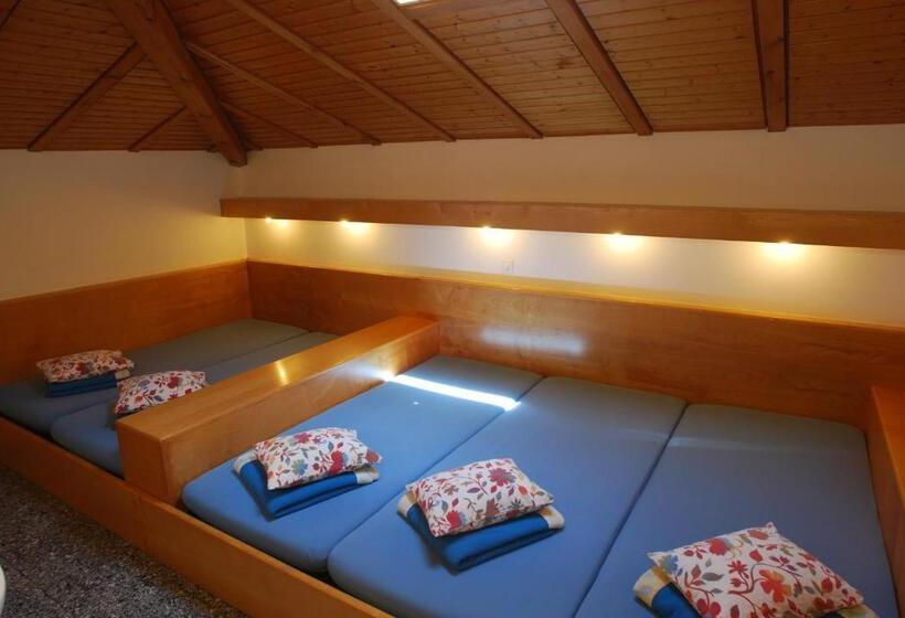 Bed in Shared Room with Shared Bathroom, &hostel Montarina