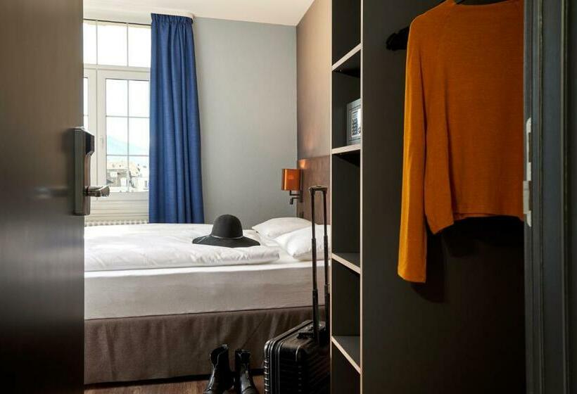 Standardrum, The Hey Hotel