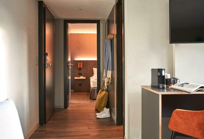 Семейный Номер, The Hey Hotel