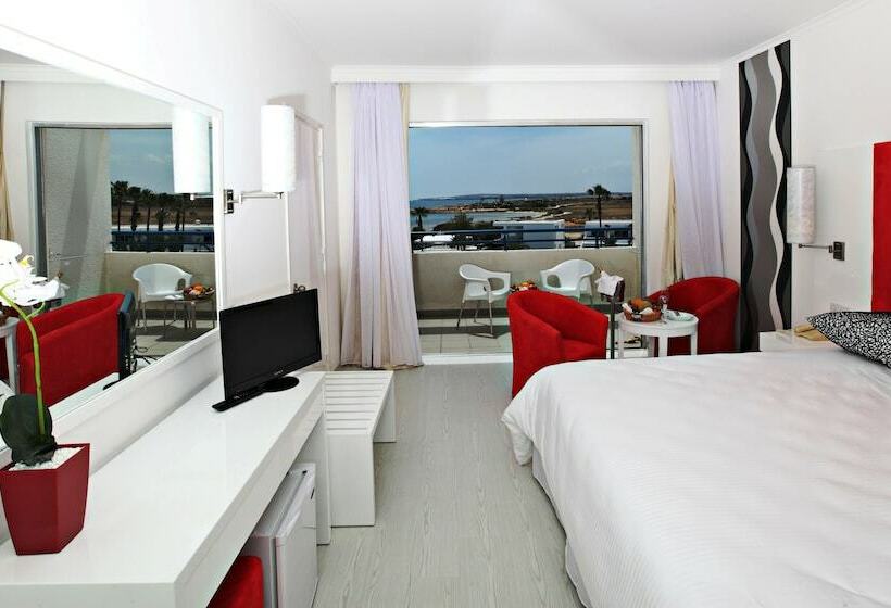 اتاق اساندارد با چشم‌انداز جانبی به دریا, Dome Beach Marina Hotel & Resort
