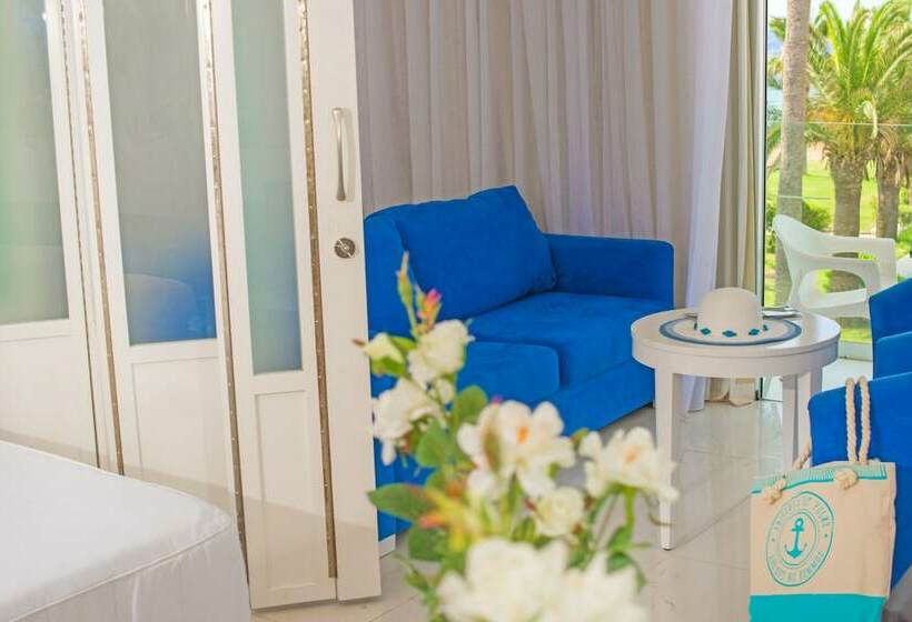 اتاق خانوادگی با چشم‌انداز دریا, Dome Beach Marina Hotel & Resort