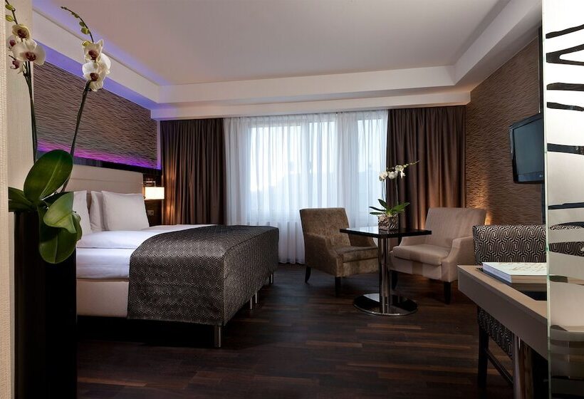 Club Zimmer, Palace Berlin