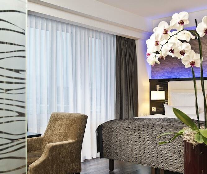 Club Suite, Palace Berlin