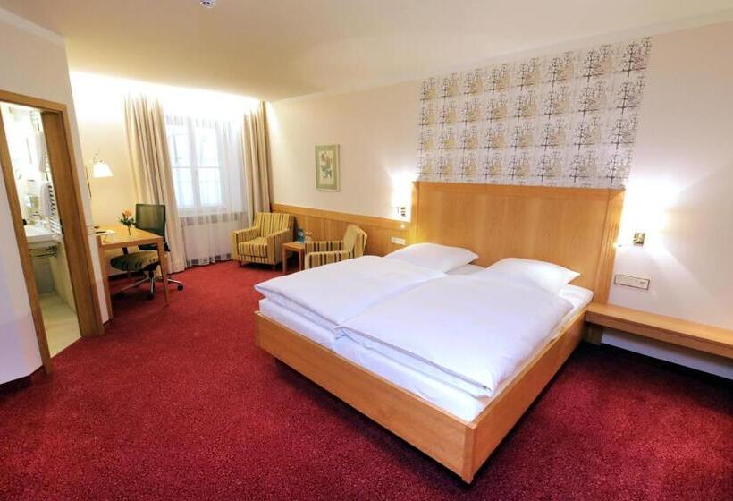 اتاق کلاس بیزنس, Bayerischer Hof