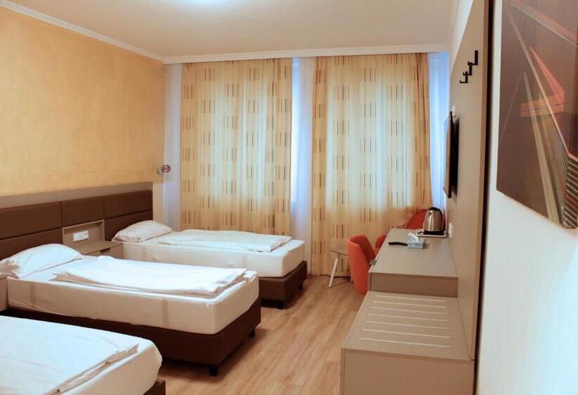 اتاق استاندارد سه نفره, Isar City