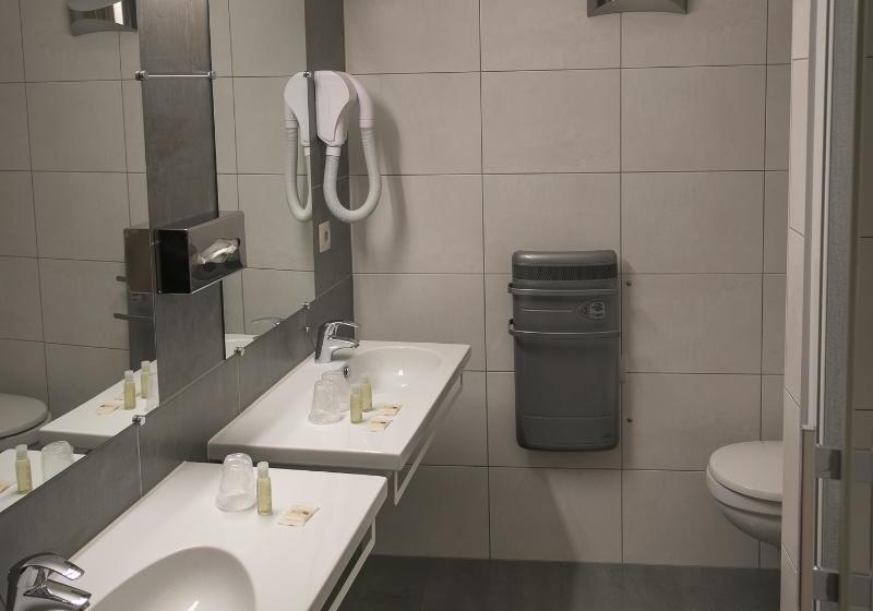 Номер Стандарт Трехместный, Logis Hôtel De La Cloche