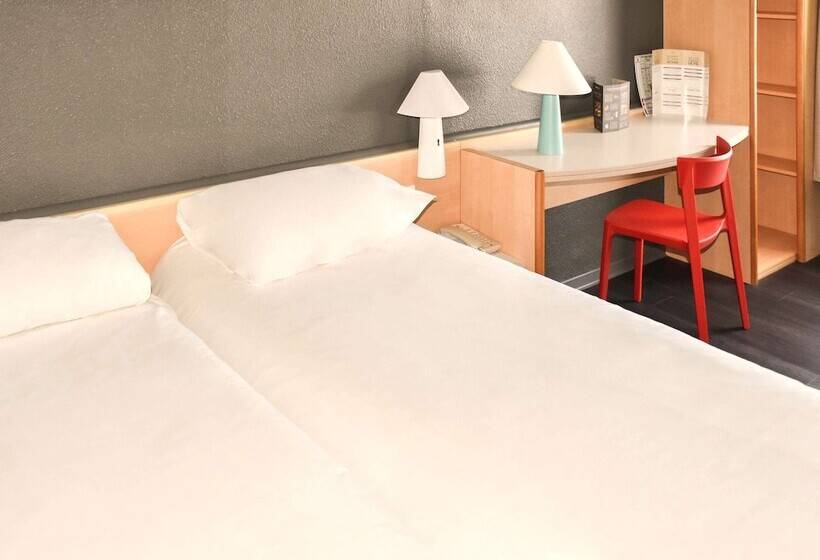 Номер Стандарт, Ibis Rochefort