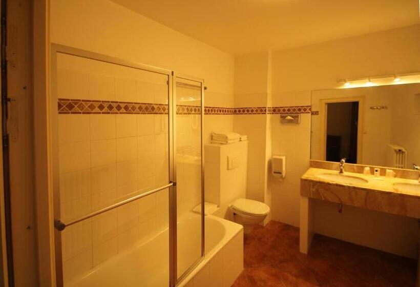 اتاق استاندارد سه نفره, Hostellerie Le Beffroi