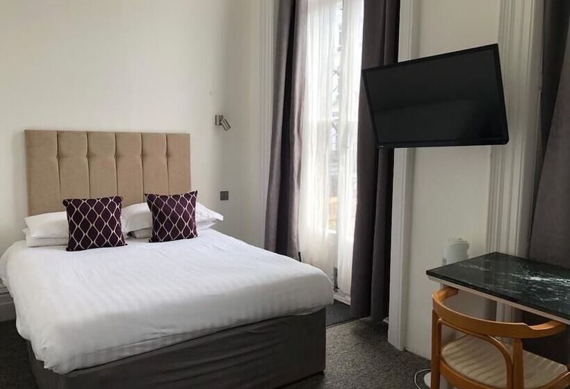 Standard Quadruple Room, Rushmore
