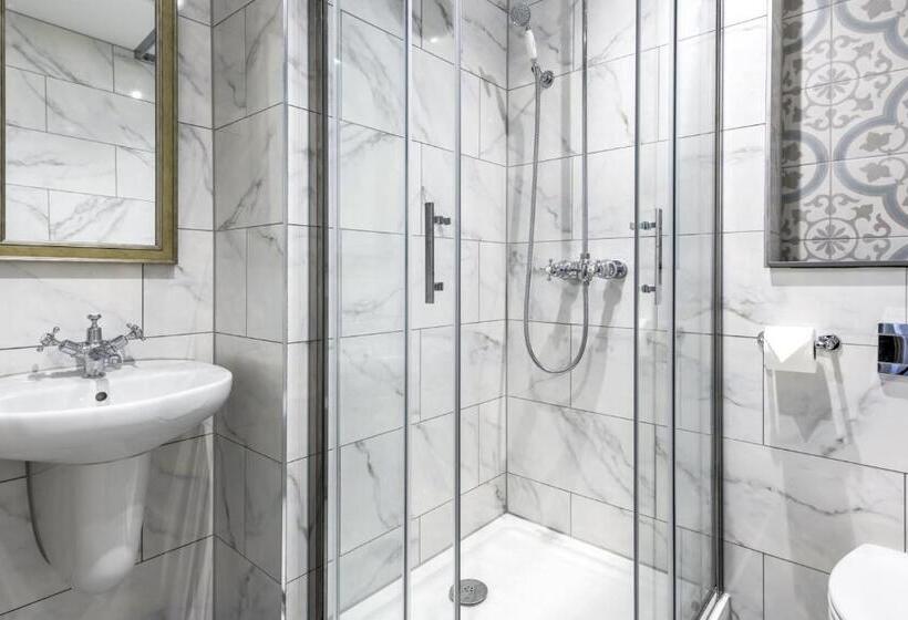 اتاق عادی, The George