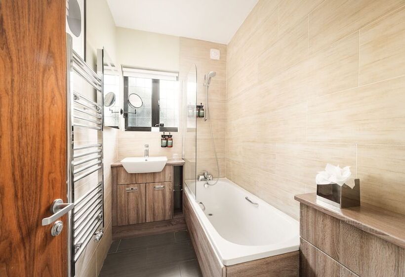 Номер Премиум, Voco Lythe Hill Hotel & Spa, An Ihg