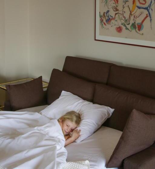 جناح دور أخير, Astoria Hotel Thessaloniki