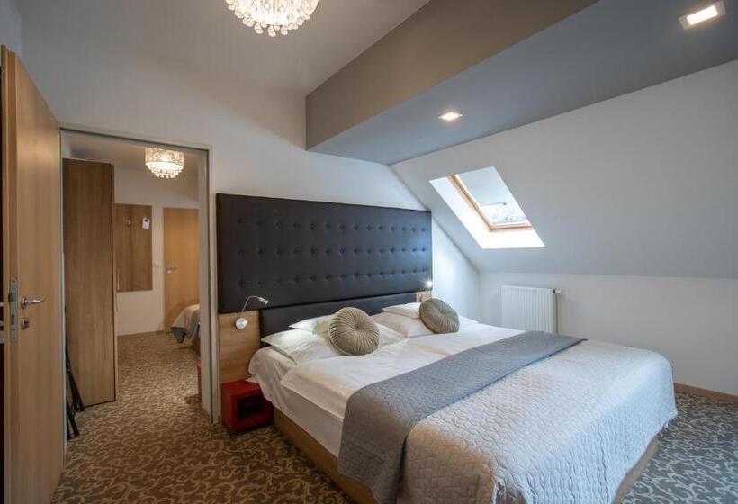 Suite, átrium Rooms & Café