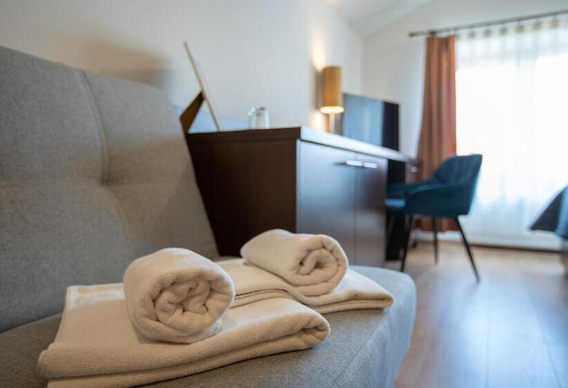 Quarto Triplo Standart, átrium Rooms & Café
