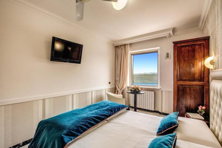 Superior room with lake view, Castel Vecchio