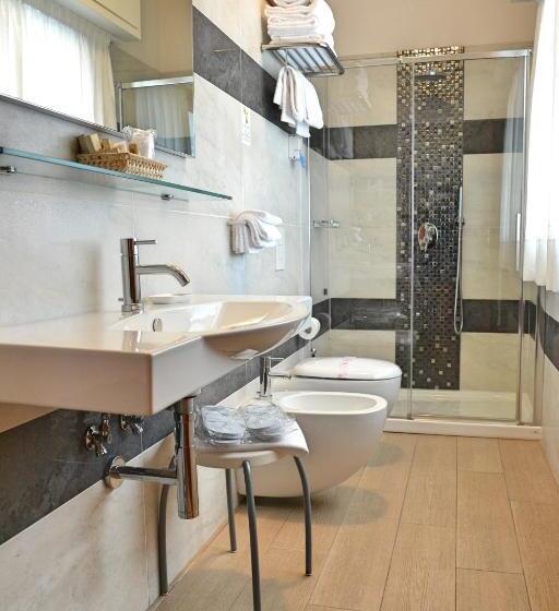 Quarto Triplo Estandar, Tiffany