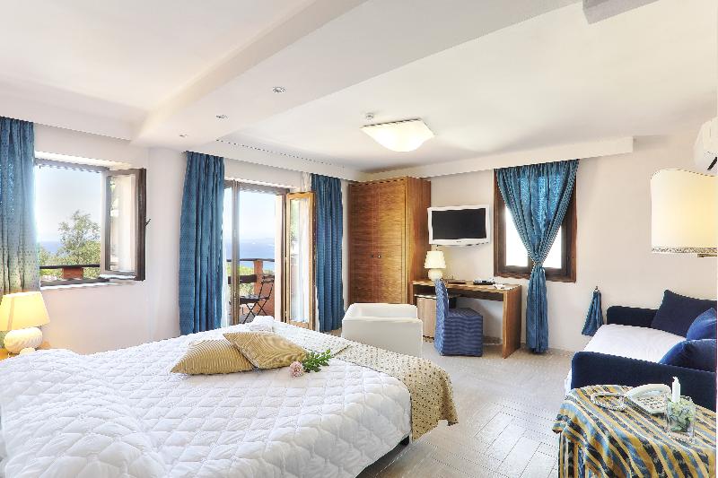 اتاق سوپریور با چشم‌انداز دریا, Resort Le Picchiaie