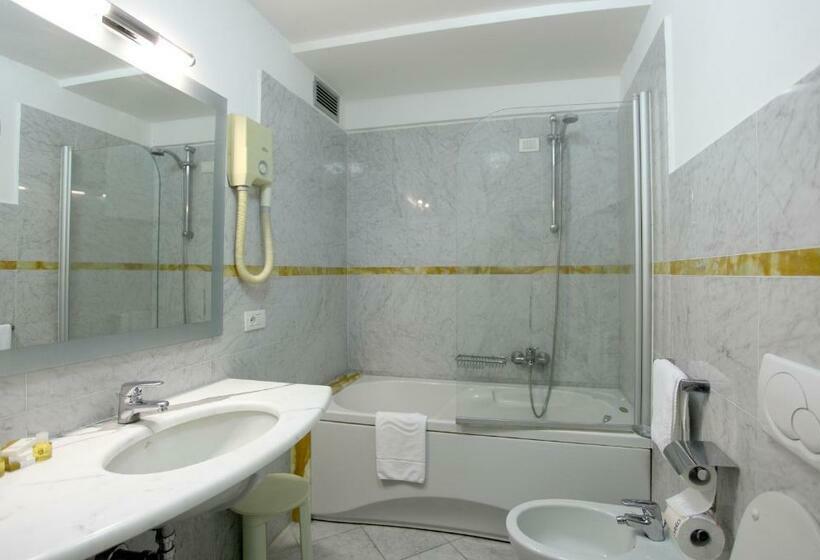 اتاق استاندارد سه نفره, Grand Hotel Duomo