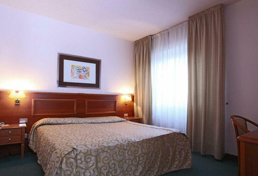 آپارتمان یک خوابه با دری مشترک که هال را جدا می کند., Grand Hotel Duomo