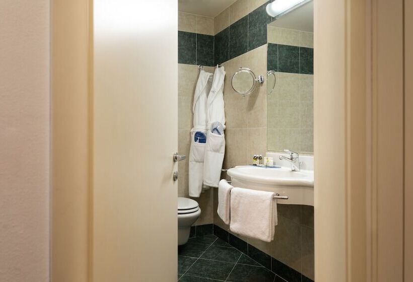 수피리어 트리플 룸, Astoria Resort