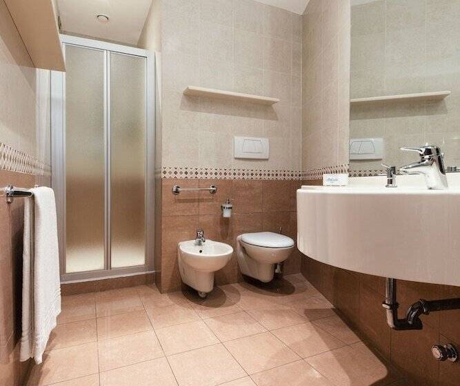 اتاق استاندارد سه نفره, Mokinba Hotels King