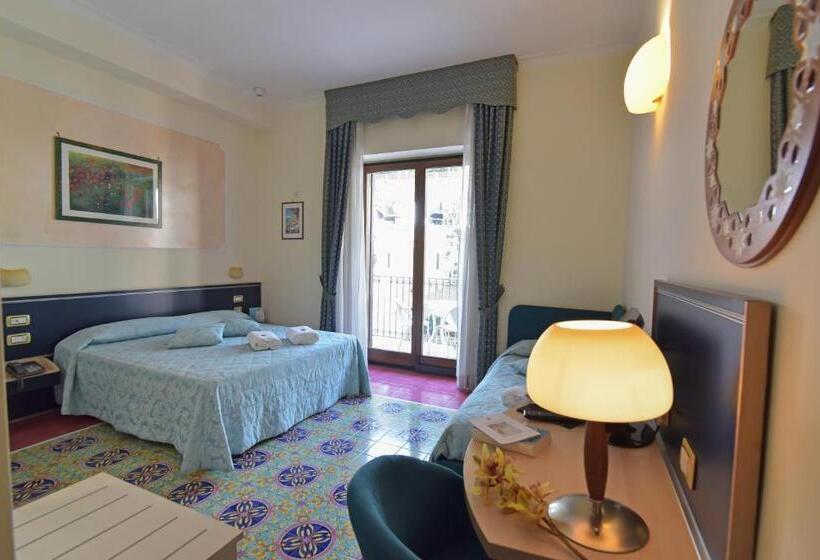 اتاق استاندارد چهار تخته, Santa Lucia