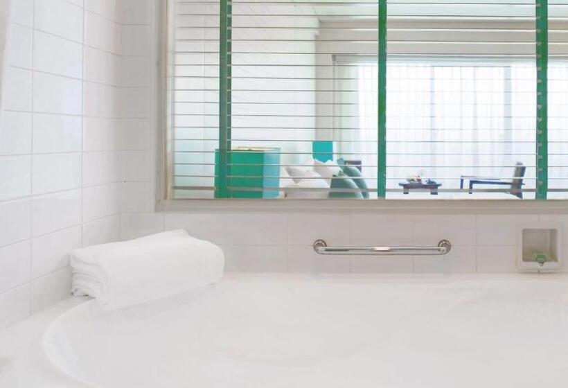 اتاق لوکس با چشم‌انداز دریا, Ana Intercontinental Manza Beach Resort, An Ihg