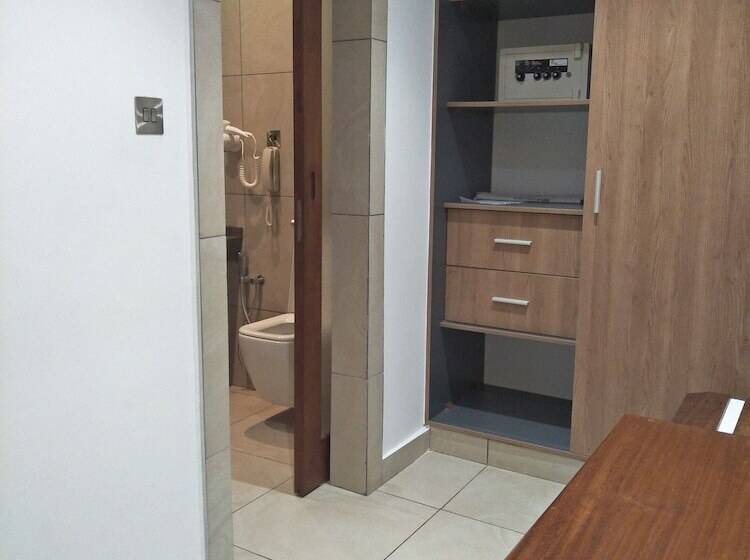اتاق استاندارد, Travellers Beach Hotel & Club