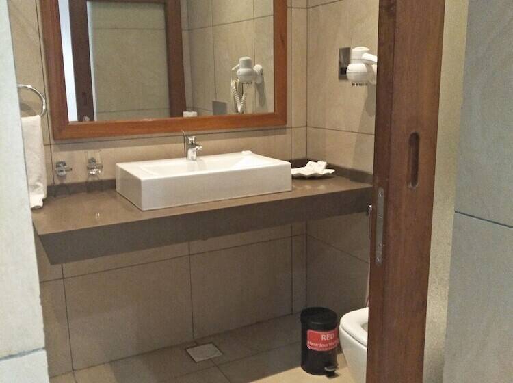 اتاق لوکس, Travellers Beach Hotel & Club