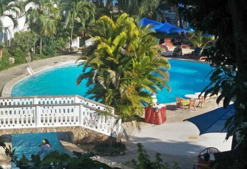 اتاق لوکس, Travellers Beach Hotel & Club