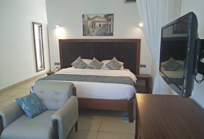 اتاق لوکس, Travellers Beach Hotel & Club