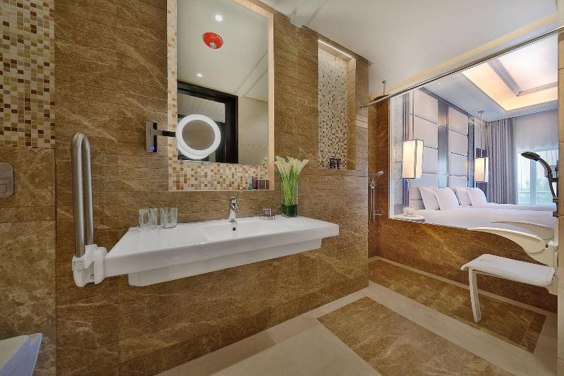 Номер Deluxe Вид на Бассейн, Al Bustan Palace, A Ritzcarlton