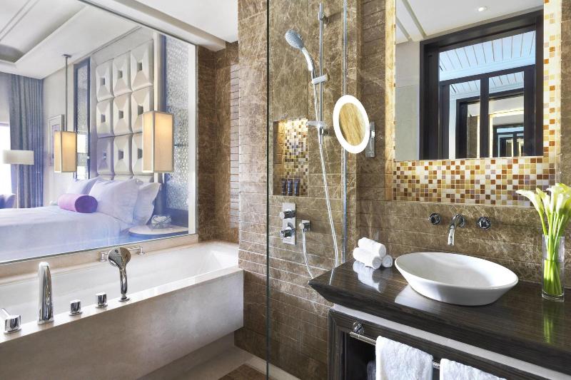 Номер Deluxe Вид на Бассейн, Al Bustan Palace, A Ritzcarlton
