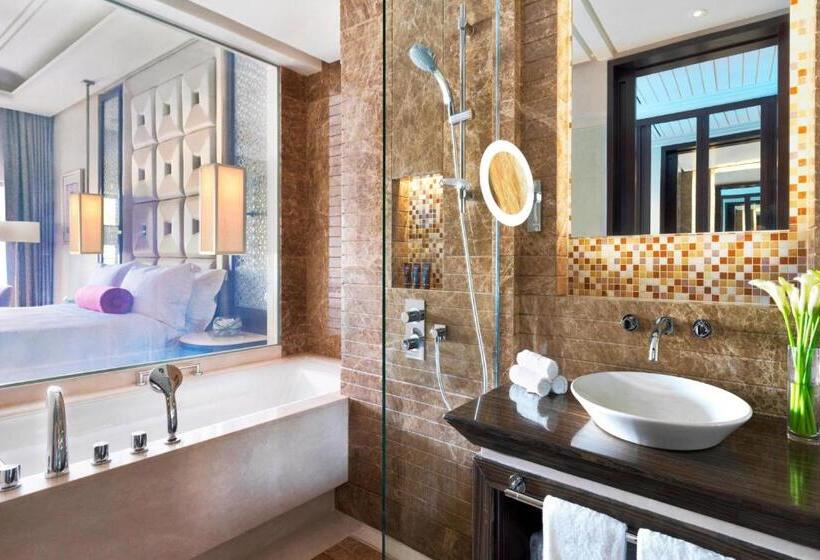 Номер Deluxe Вид на Бассейн, Al Bustan Palace, A Ritzcarlton