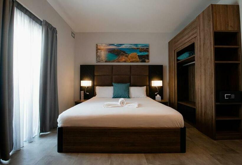 اتاق استاندارد با چشم‌انداز استخر, Pebbles Resort