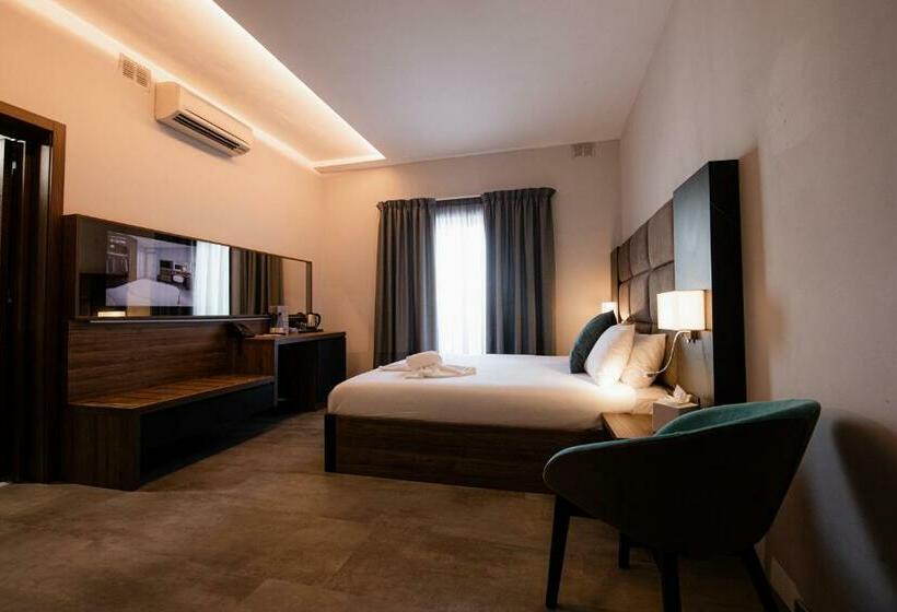 اتاق سوپریور با چشم‌انداز استخر, Pebbles Resort