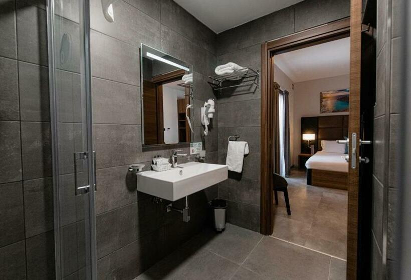 اتاق استاندارد سه تخته با چشم‌انداز استخر, Pebbles Resort