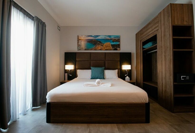 اتاق استاندارد با چشم‌انداز استخر, Pebbles Resort