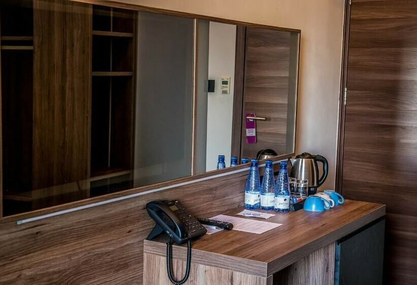 اتاق استاندارد با چشم‌انداز استخر, Pebbles Resort