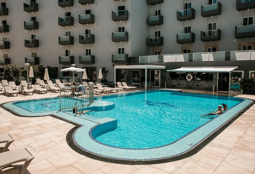 اتاق سوپریور با چشم‌انداز استخر, Pebbles Resort